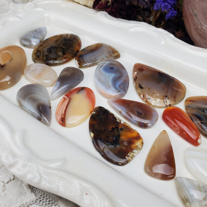 Lively Agate Cabochons, 100 gram bags